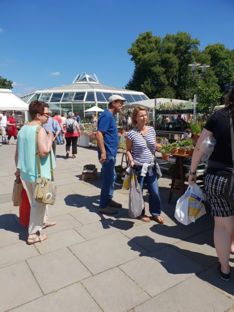 Besucher des Sukkulentenmarktes im Grugapark Essen.